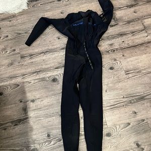 Quicksilver wetsuit barely used. Perfect condition!
